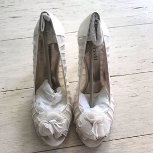 White heels with flower decor (size 9)